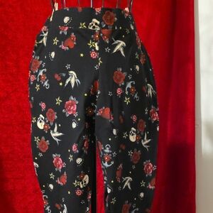 Womens Skull And Rose Patterned Lggings 25 Inch Inseam